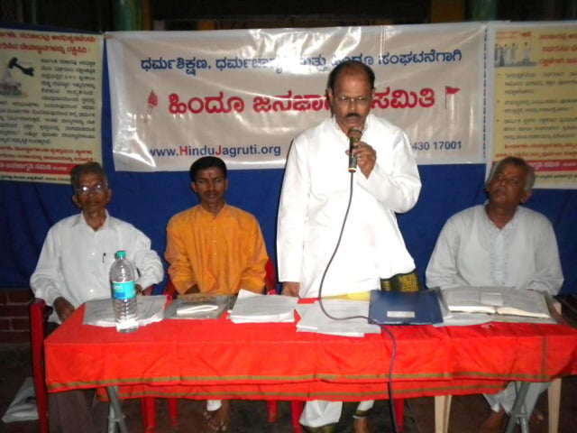 Mr. Dugganna Samant addressing in the meeting